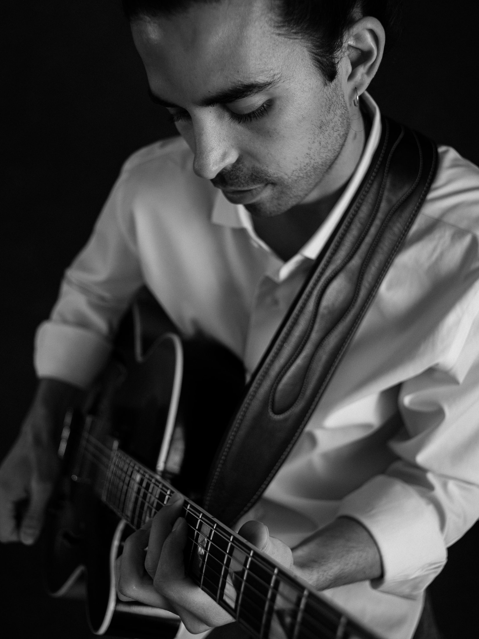 Kai Gluska playing archtop guitar
