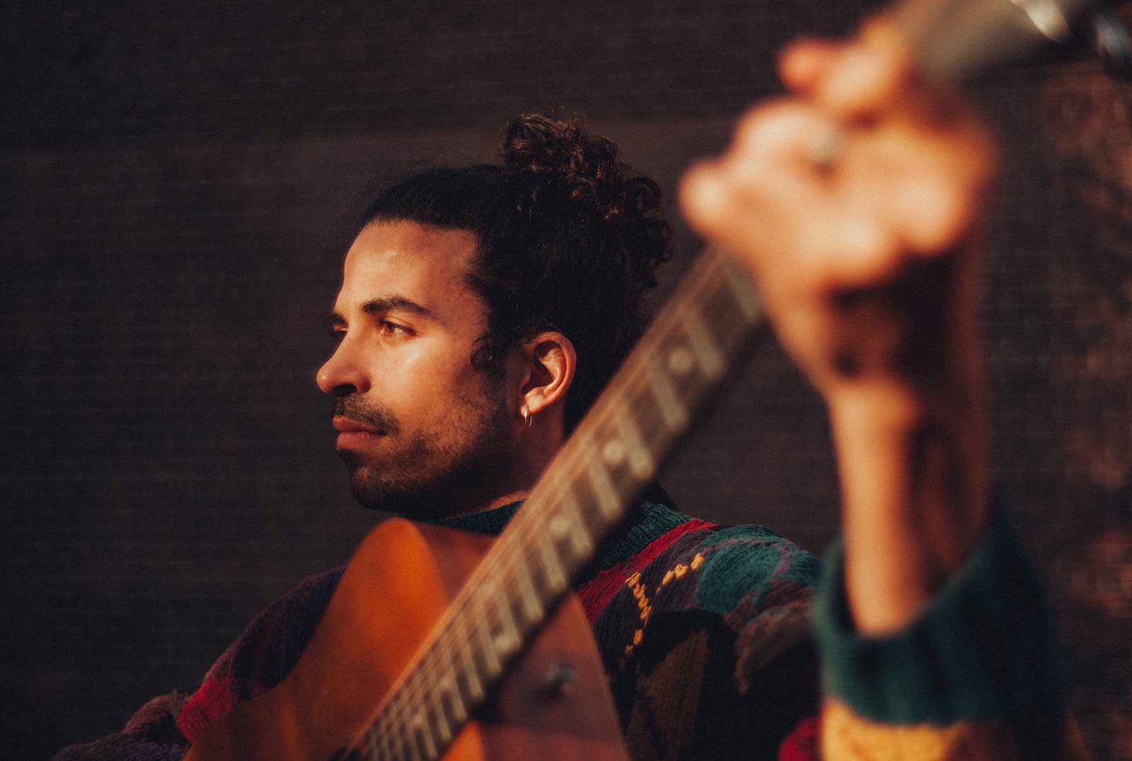 Kai Gluska in profile with guitar